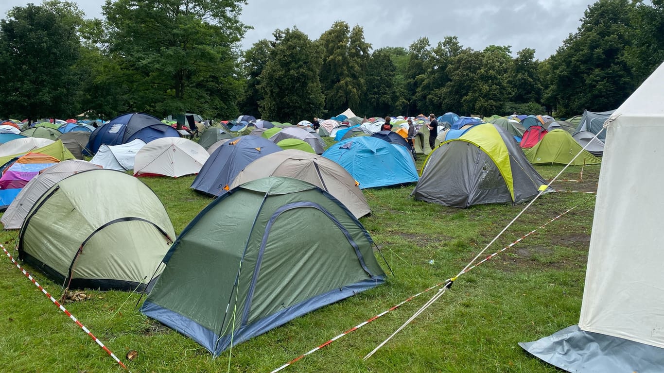 Im Georgengarten haben die Klimagruppen ein Zeltlager errichtet.