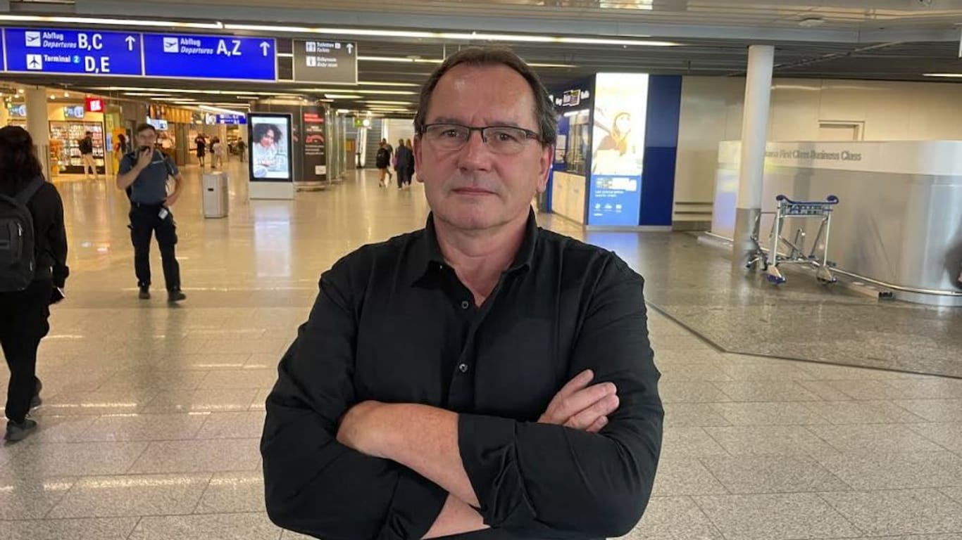 Paul Laslop, Betriebsrat bei Gategourmet: Der 57-Jährige setzt sich für bessere Arbeitsbedingungen am Airport ein.