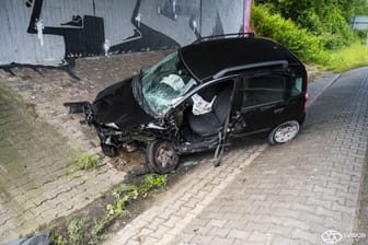 Eines der Unfallautos: Der Fahrer dieses Fiats kam ins Schleudern und stieß mit dem schwarzen Audi zusammen.