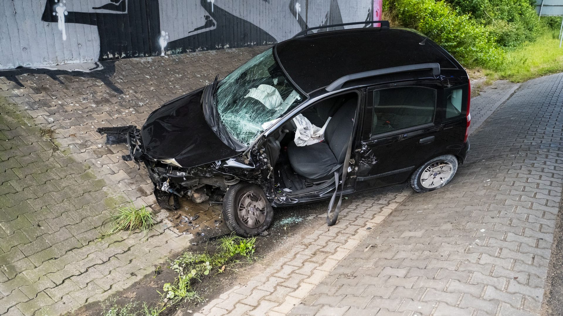 Eines der Unfallautos: Der Fahrer dieses Fiats kam ins Schleudern und stieß mit dem schwarzen Audi zusammen.