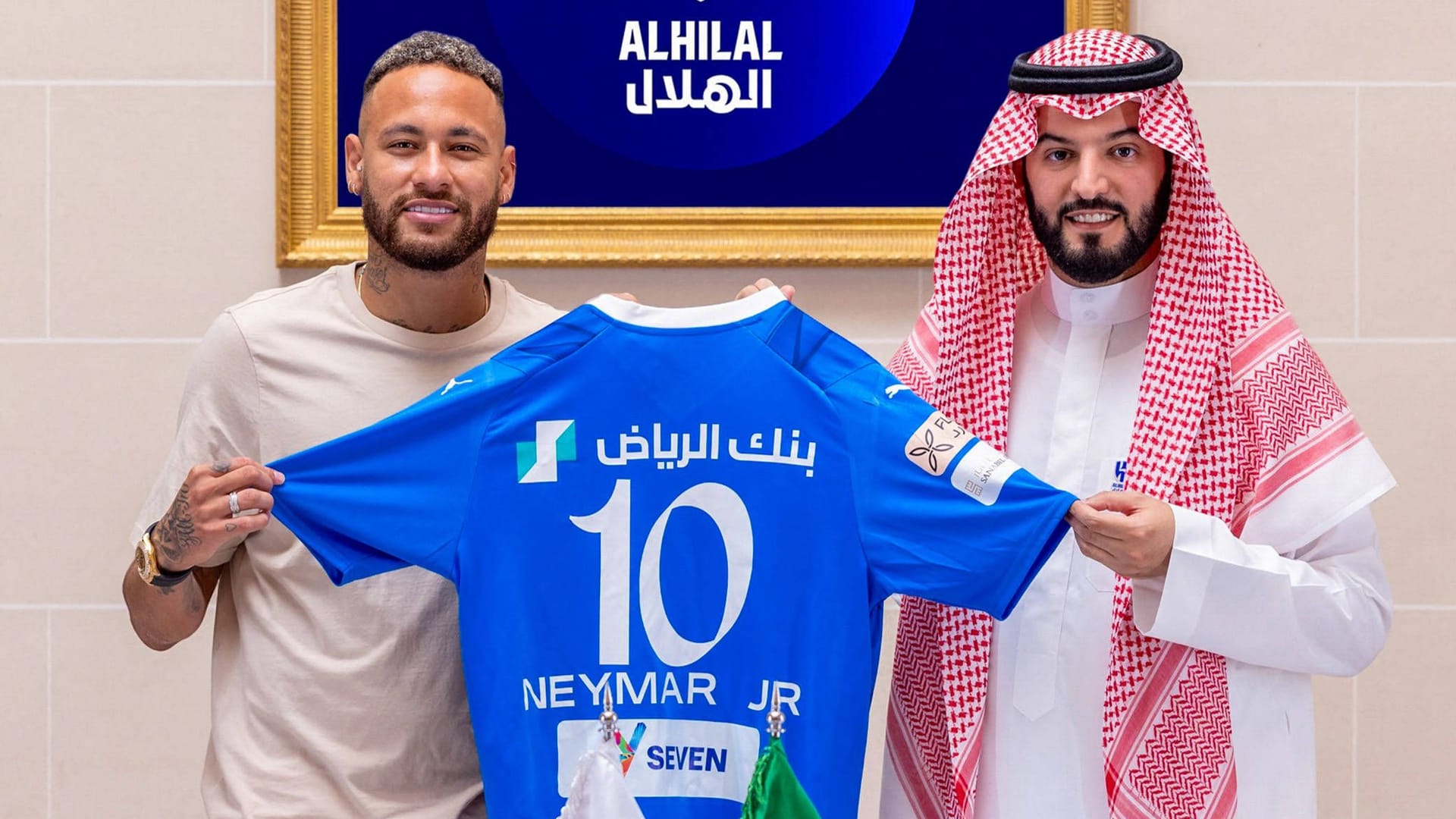 Neymar und der Präsident seines neuen Clubs Al-Hilal, Fahad bin Nafel: Für rund 100 Millionen ist der Sportler nach Saudi-Arabien gewechselt, sein Gehalt beträgt jährlich 80 Millionen. Jeder Werbepost für das Land soll ihm 500.000 Euro zusätzlich einbringen.