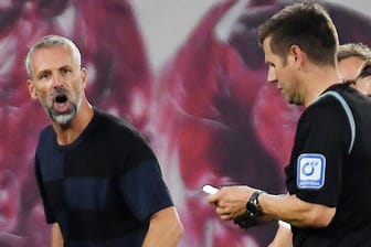 Aufgebracht: Leipzig-Trainer Rose (li.) fährt Schiedsrichter Willenborg an.