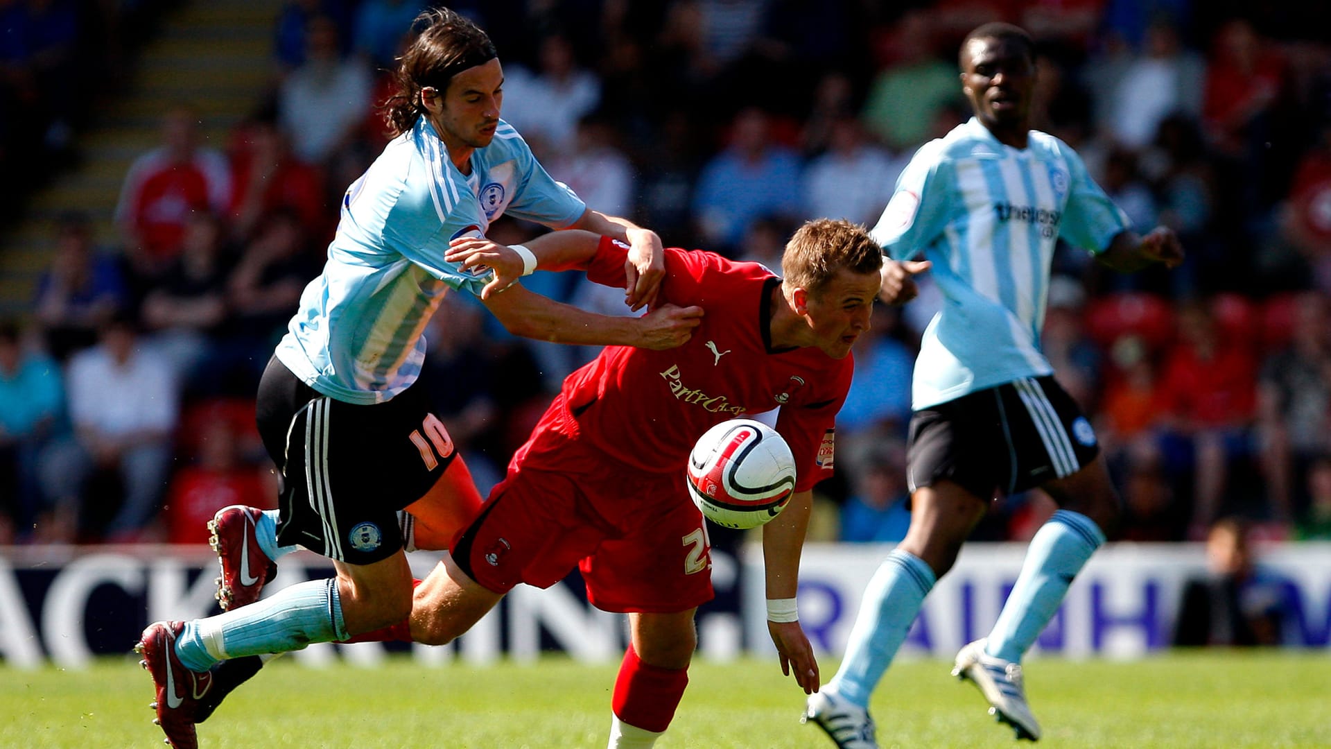 Harry Kane (in Rot) gegen Peterborough United im April 2011.