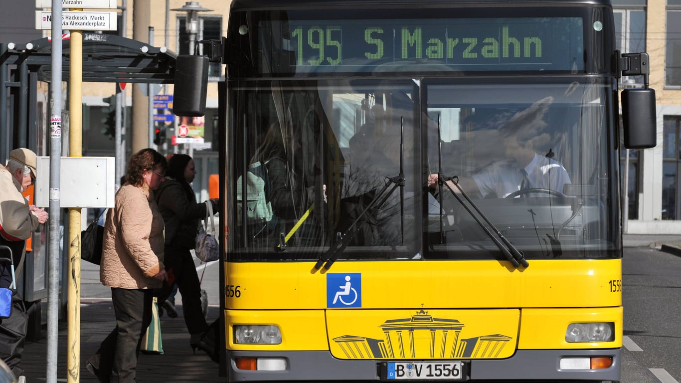 Bus der Linie 195 (Archivbild): Am Montag kam es in Hellersdorf zu einer körperlichen Auseinandersetzung.