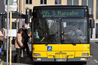 Bus der Linie 195 (Archivbild): Am Montag kam es in Hellersdorf zu einer körperlichen Auseinandersetzung.
