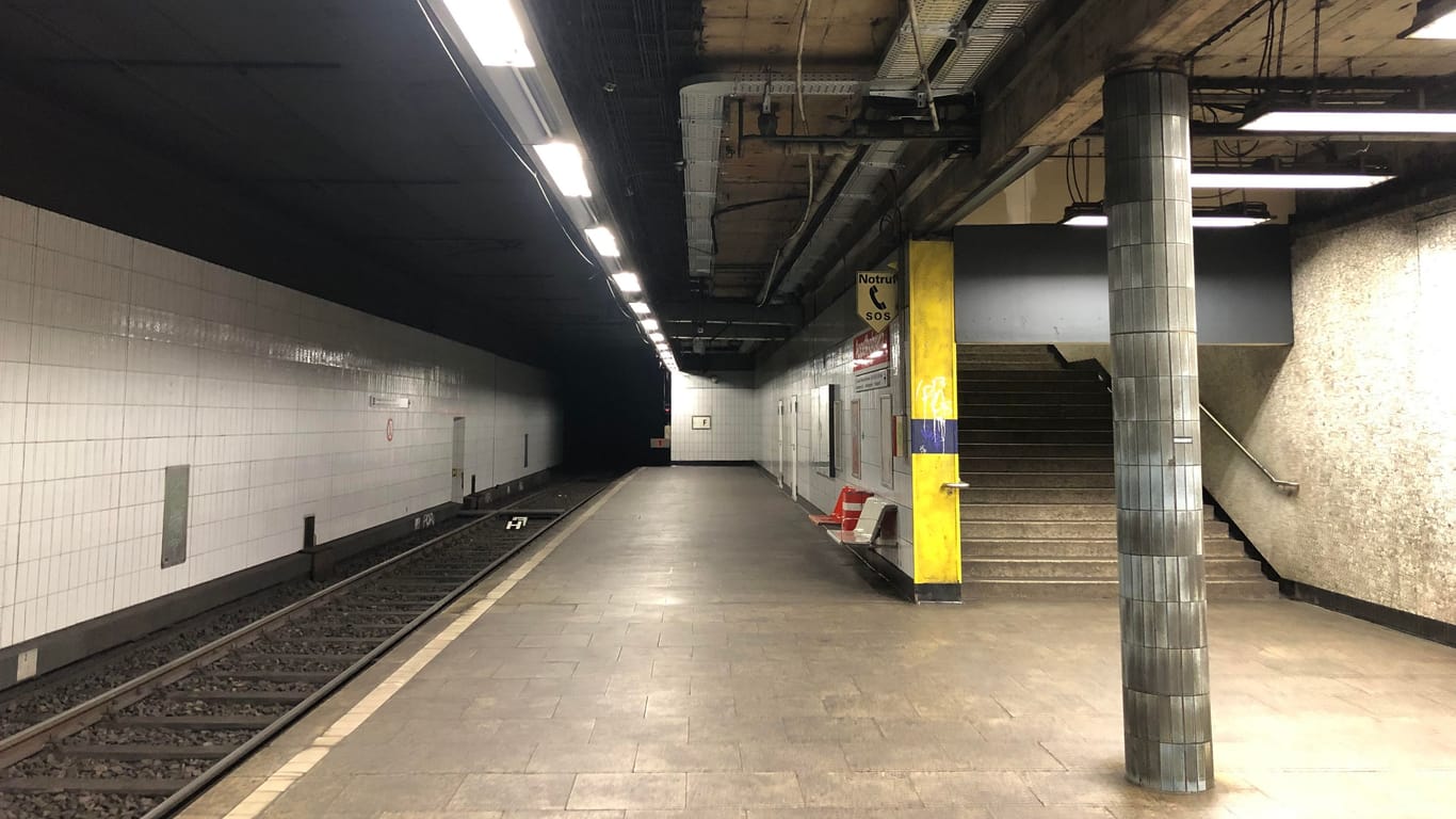 Der Appellhofplatz in Köln: Am Gleis der KVB-Linie 5 herrscht eine gespenstische Atmosphäre