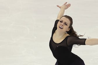 Alexandra Paul während einer Performance auf dem Eis.