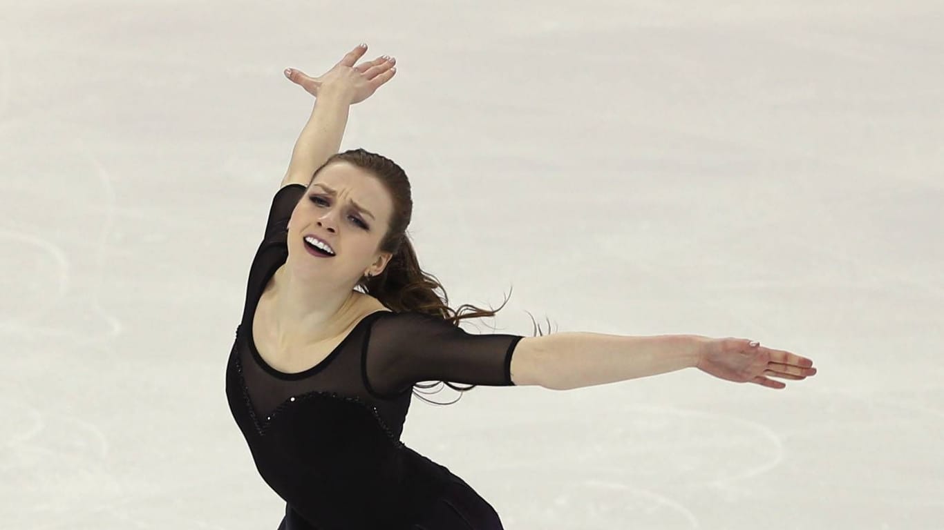 Alexandra Paul während einer Performance auf dem Eis.