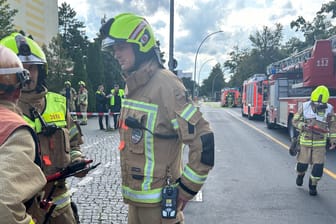 Einsatzkräfte der Feuerwehr am Brunsbütteler Damm in Berlin: