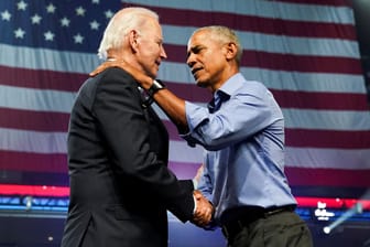 US-Präsident Joe Biden (l) und Ex-Präsident der USA, Barack Obama (Archivbild): Die beiden standen schon im vergangenen Wahlkampf zusammen auf den Bühnen.
