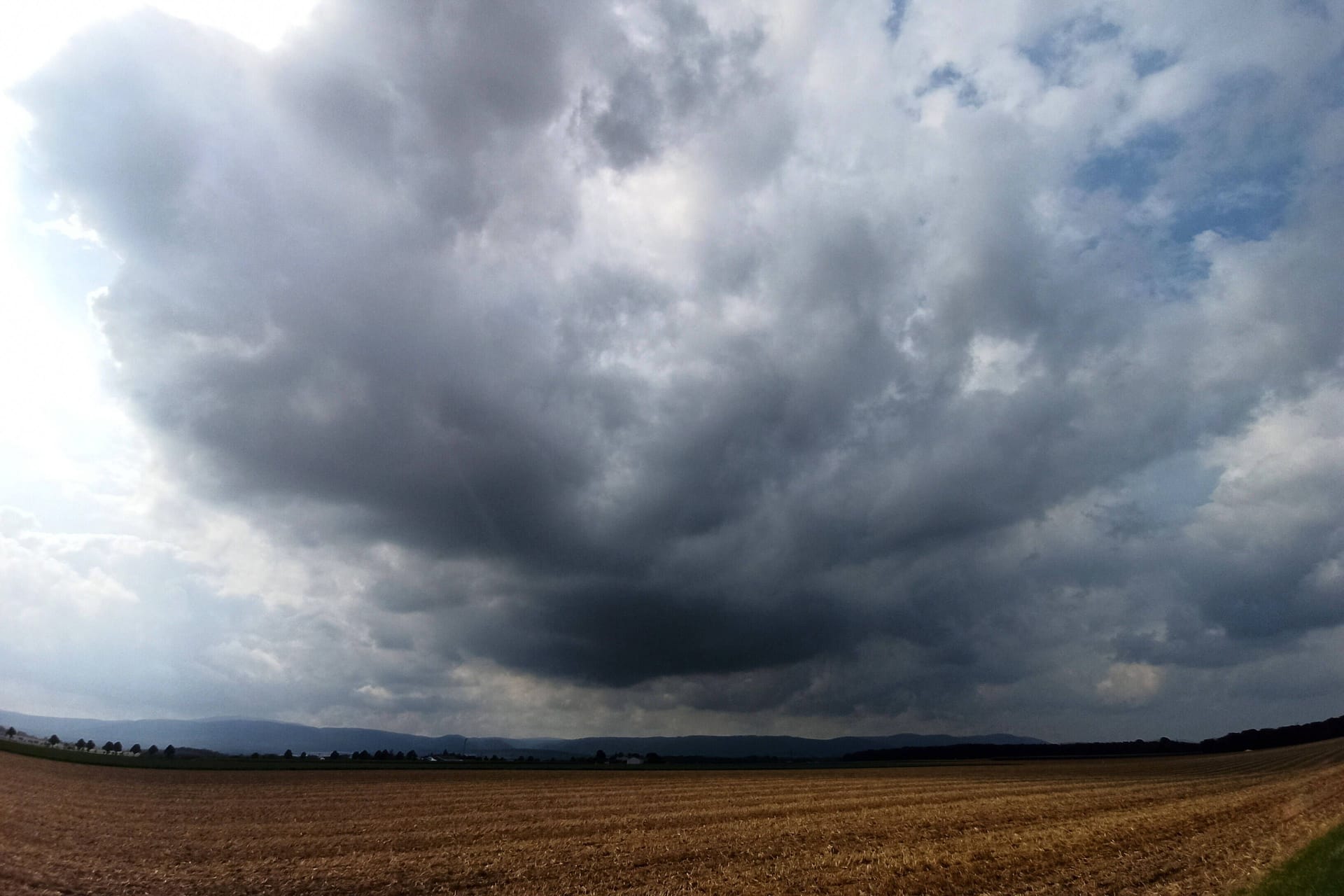 Gewitter im Anmarsch (Symbolbild): Im Süden und Osten Niedersachsens wird es diese Woche mitunter ungemütlich.