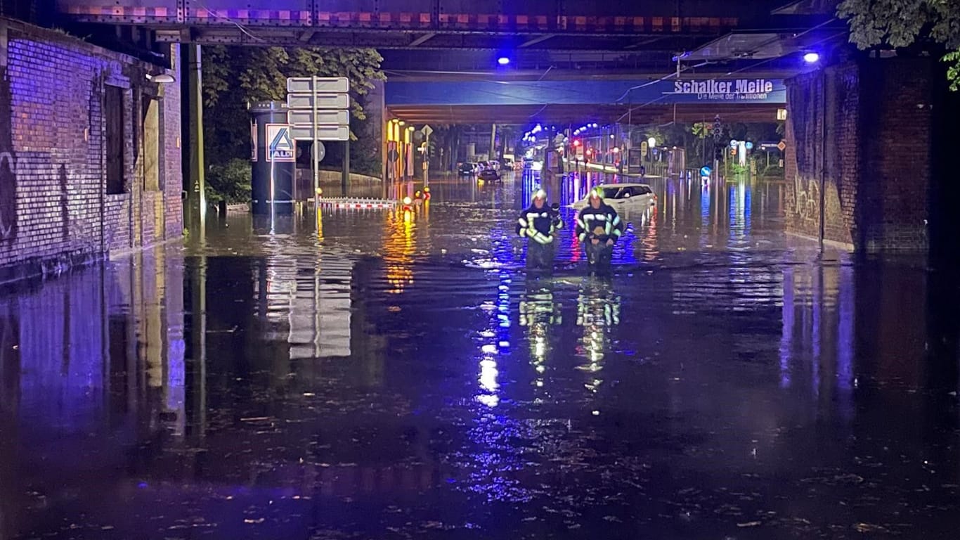 Regenmengen in Gelsenkirchen: Die Feuerwehr rückte zu zahlreichen Einsätzen aus.