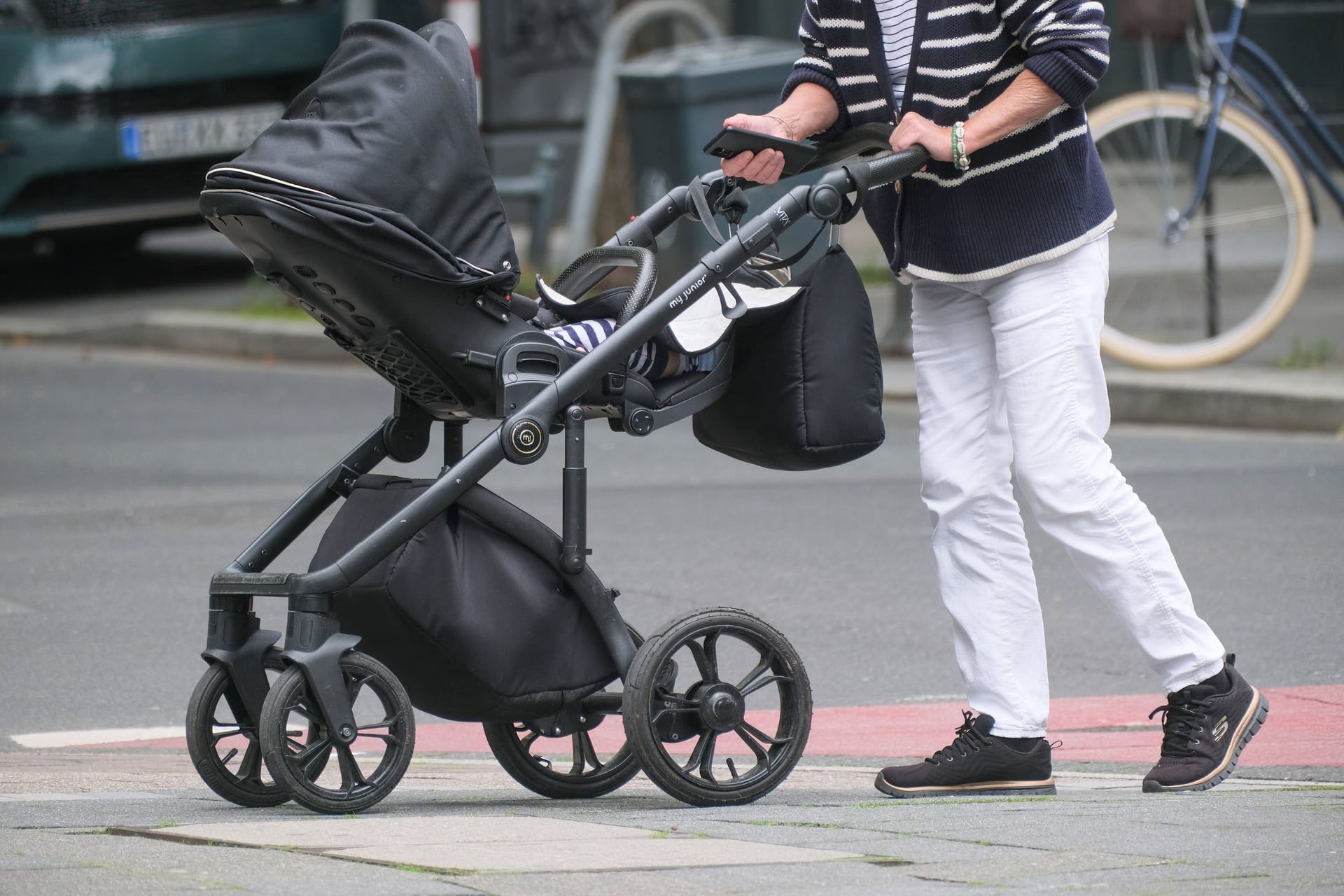 Eine Person schiebt einen Kinderwagen (Symbolbild): Ein trans Mann in den USA hat Zwillinge zur Welt gebracht.