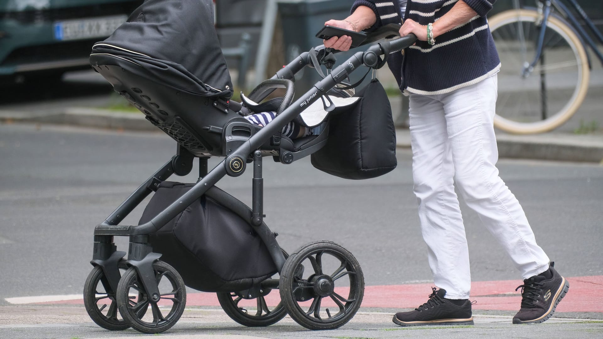 Eine Person schiebt einen Kinderwagen (Symbolbild): Ein trans Mann in den USA hat Zwillinge zur Welt gebracht.