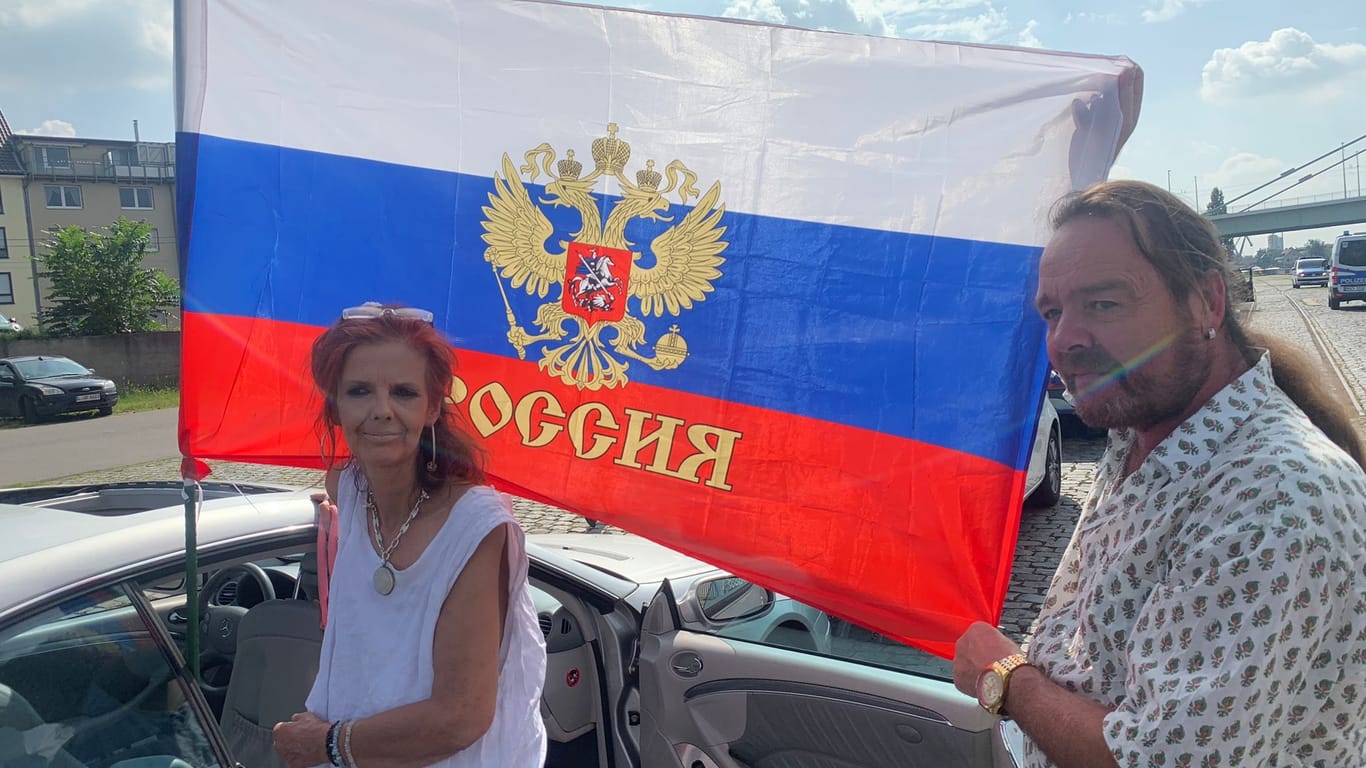 Zwei Demonstranten mit der russischen Flagge: Sie waren zwei der wenigen Teilnehmer.