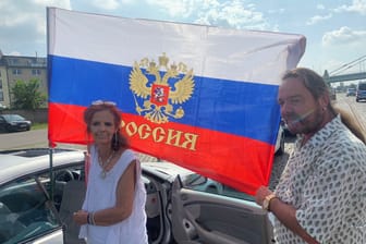 Zwei Demonstranten mit der russischen Flagge: Sie waren zwei der wenigen Teilnehmer.