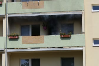 Gegen 12.30 Uhr stieg dichter Rauch aus einem Mehrfamilienhaus auf. Die Freiwillige Feuerwehr konnte gerade noch verhindern, dass das Feuer übergreift.