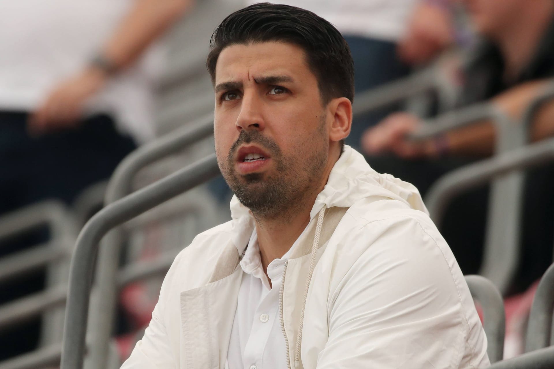 Kritischer Blick: Weltmeister Sami Khedira wird mit einem Posten beim DFB in Verbindung gebracht.