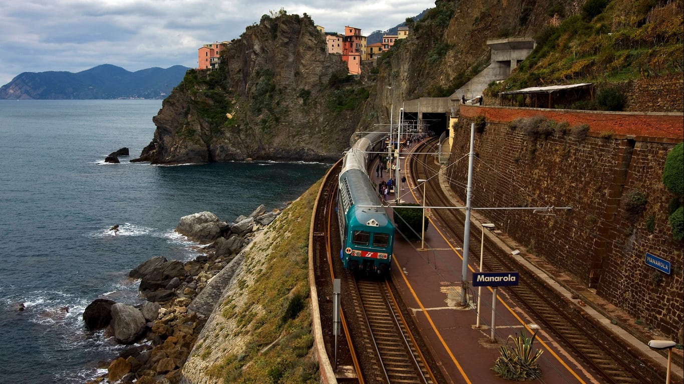 Bahnfahrt im Norden Italiens: Bald könnte es deutlich mehr touristische Bahnangebote in Italien geben.