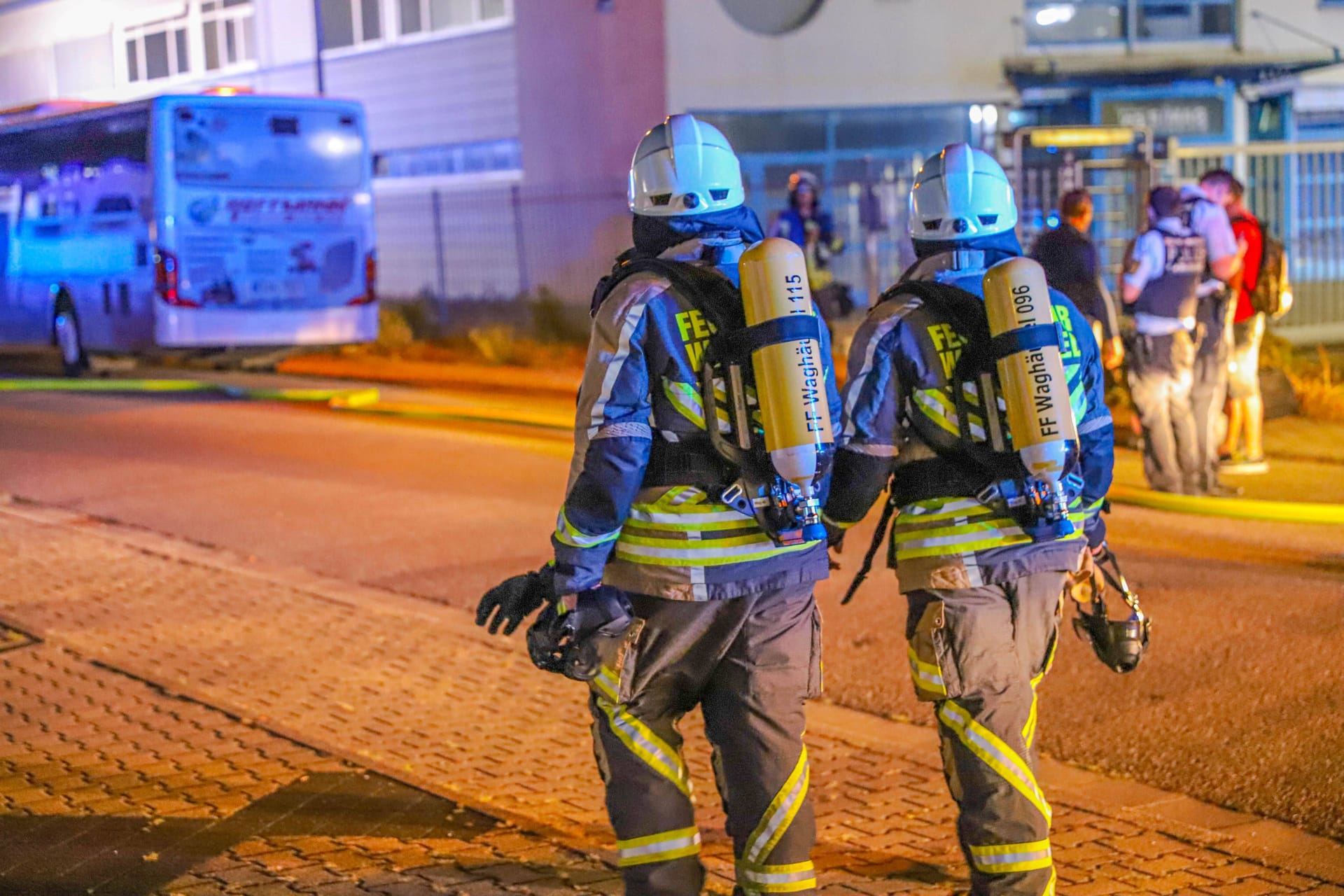 Feuerwehrleute in NRW (Symbolfoto): In Hattingen kam es zu einem ungewöhnlichen Feuerwehreinsatz.