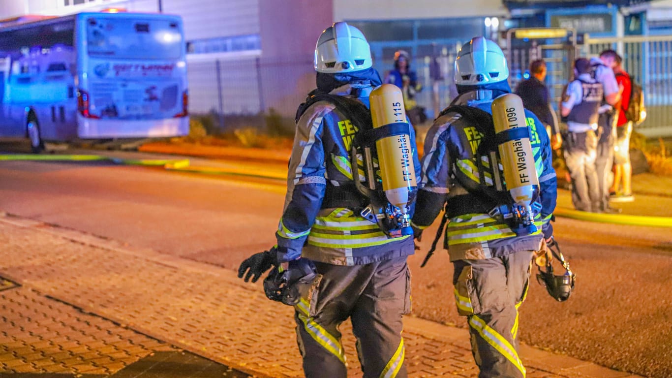 Feuerwehrleute in NRW (Symbolfoto): In Hattingen kam es zu einem ungewöhnlichen Feuerwehreinsatz.