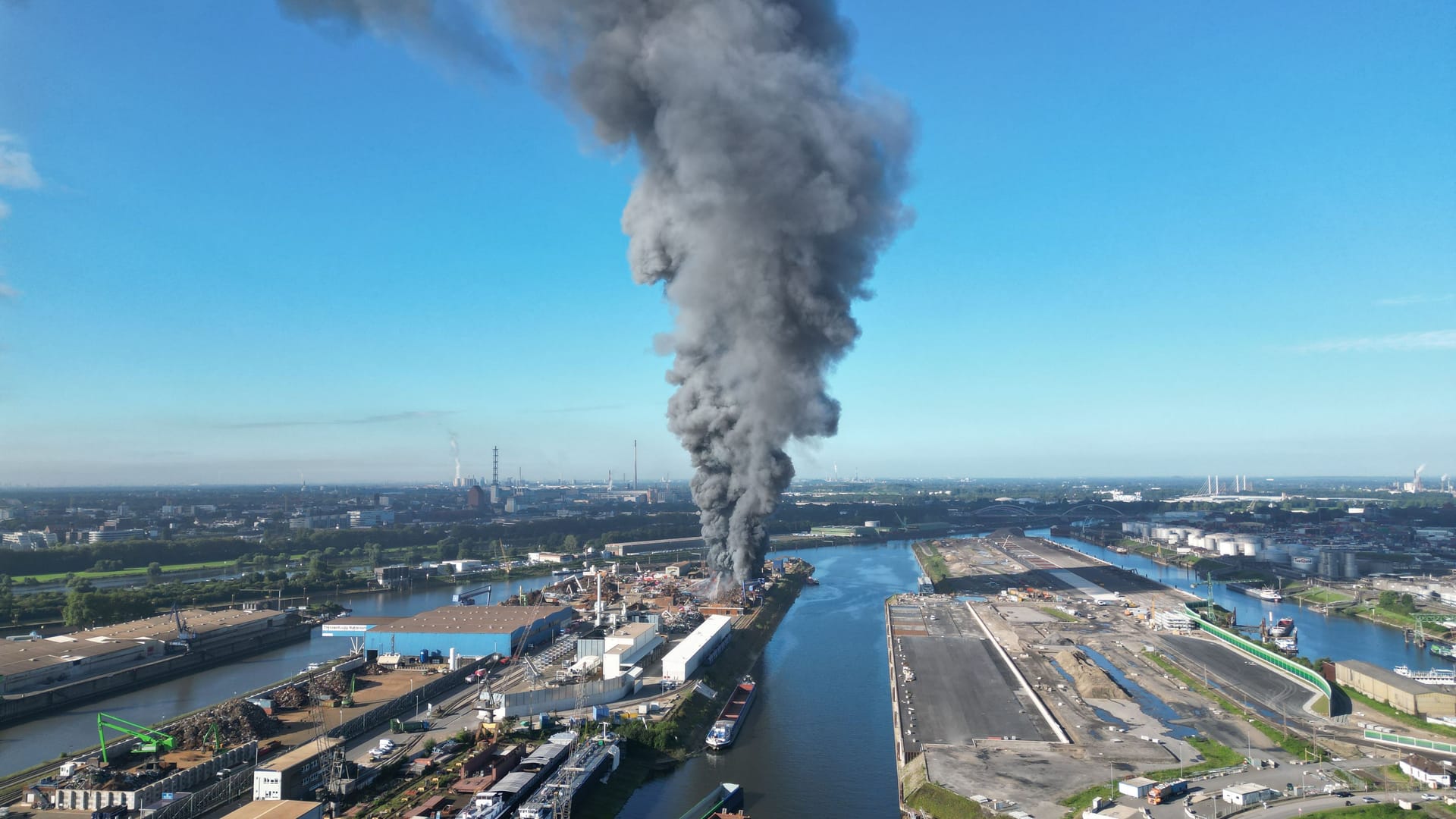 Duisburg: Großbrand auf Schrottinsel im Hafengebiet Duisburg: Großbrand auf Schrottinsel im Hafengebiet