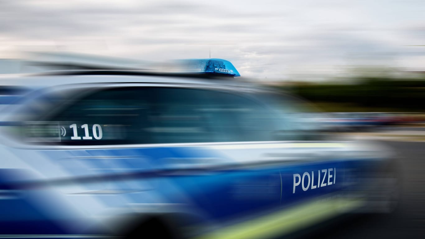 Ein Streifenwagen der Polizei (Symbolbild): Die Beamten verfolgten den flüchtigen BMW bis nach Österreich.