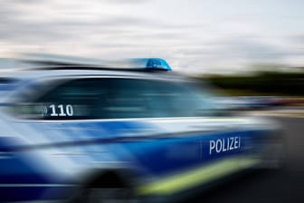 Ein Streifenwagen der Polizei (Symbolbild): Die Beamten verfolgten den flüchtigen BMW bis nach Österreich.