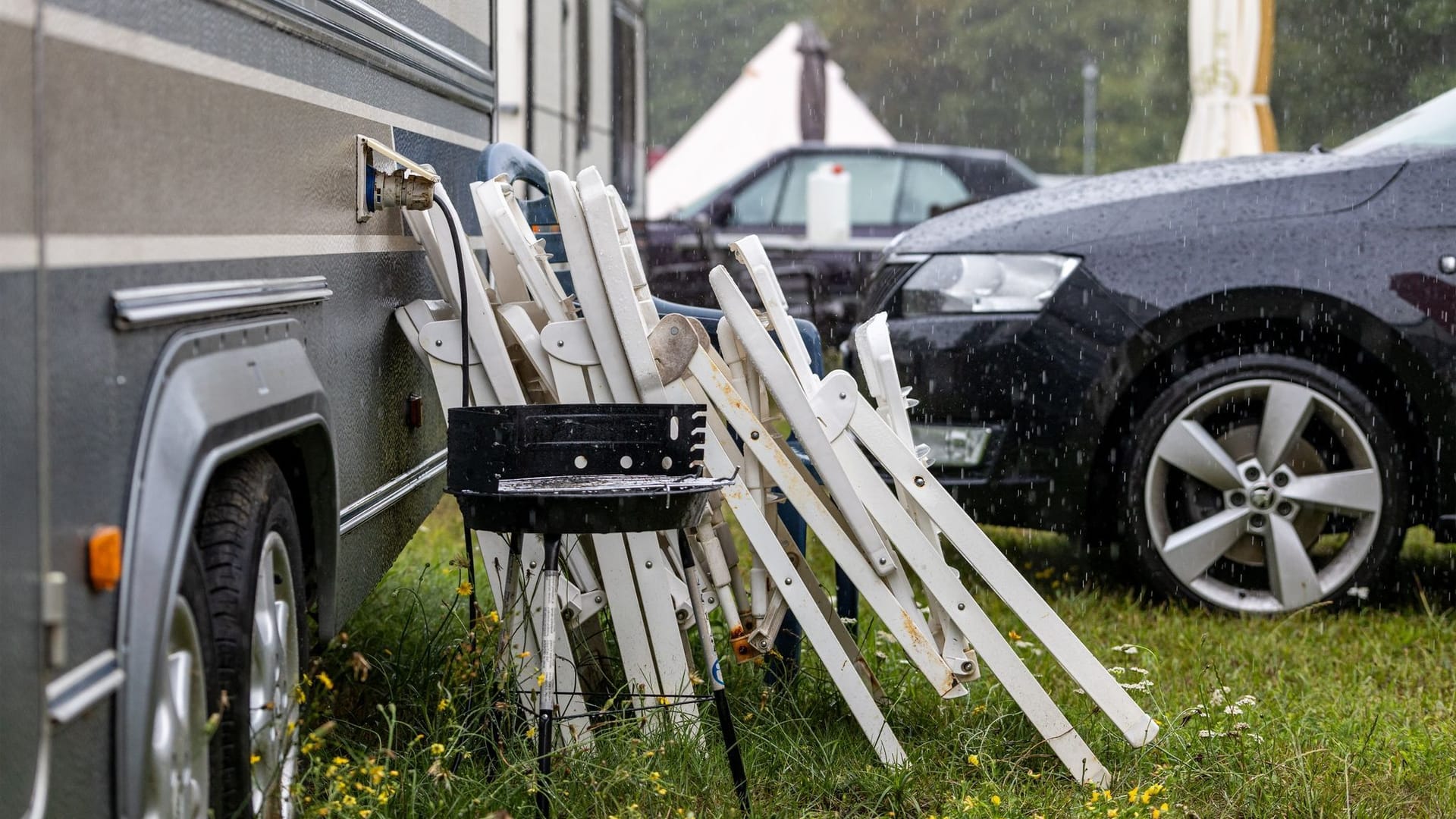 Geparkte Autos auf einem Rasen