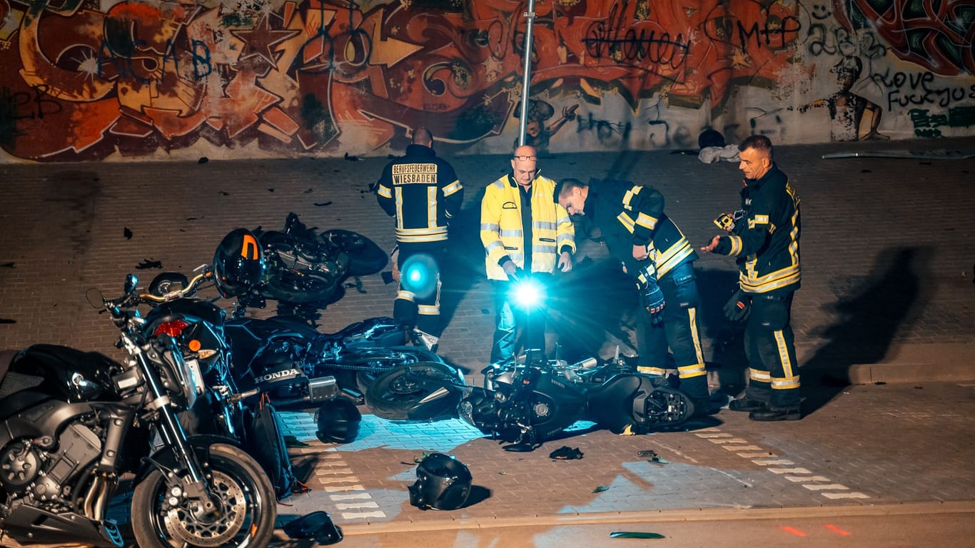 Unfallstelle am Abend in Wiesbaden: Einsatzkräfte untersuchten die Motorrad-Wracks.