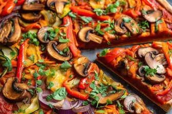 Vegane Pizza mit buntem Gemüse