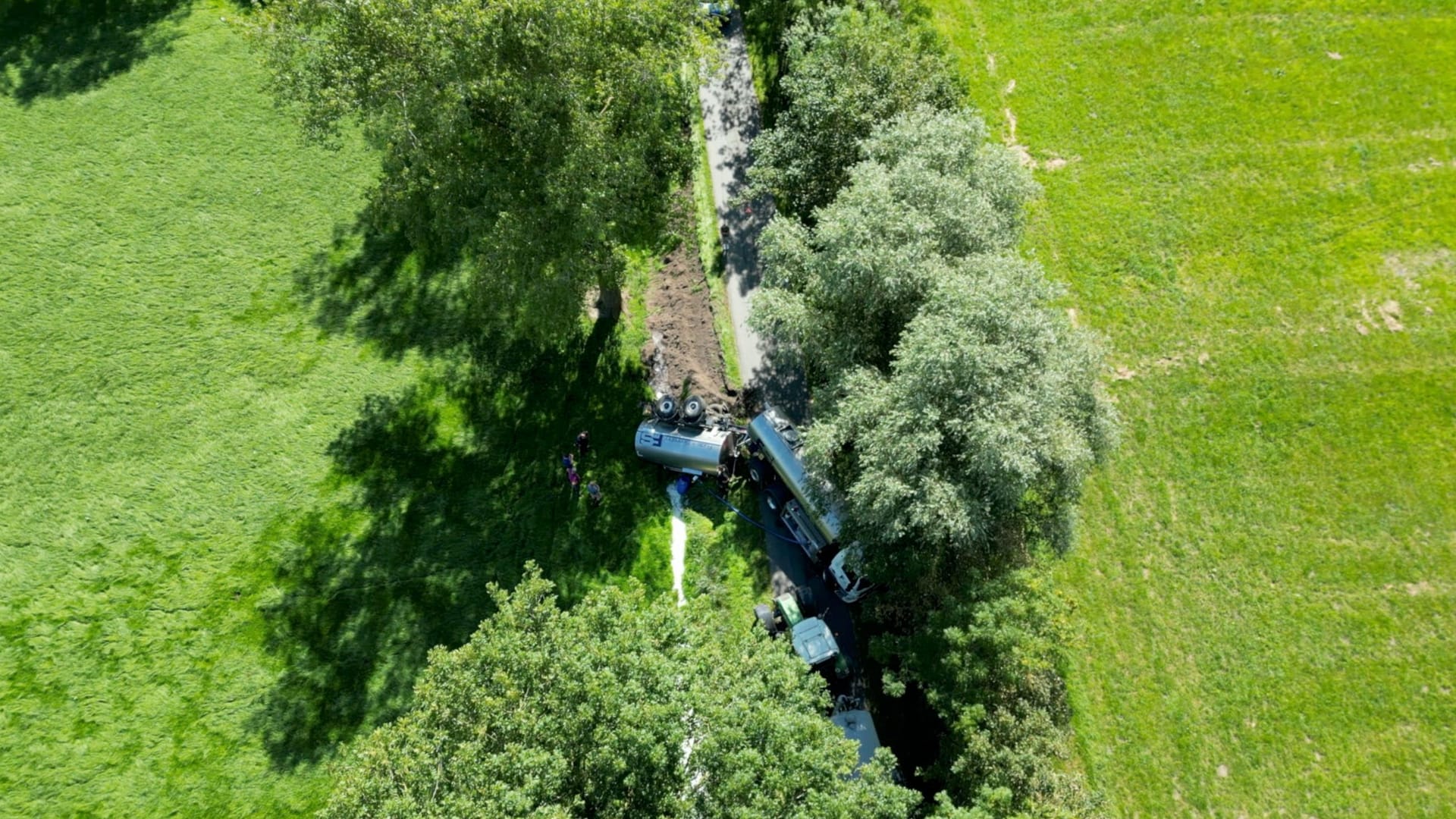 Das Malheur aus der Luft: Die Milch lief in einen Graben.