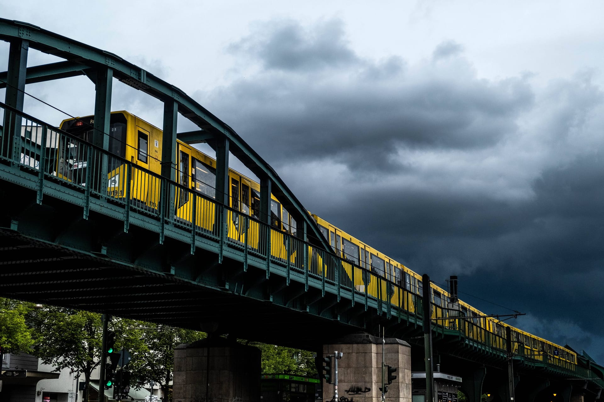 Dunkle Gewitterwolken an der Schönhauser Allee: Für kurze Zeit ist wohl ein Temperaturanstieg in der Hauptstadt zu erwarten.