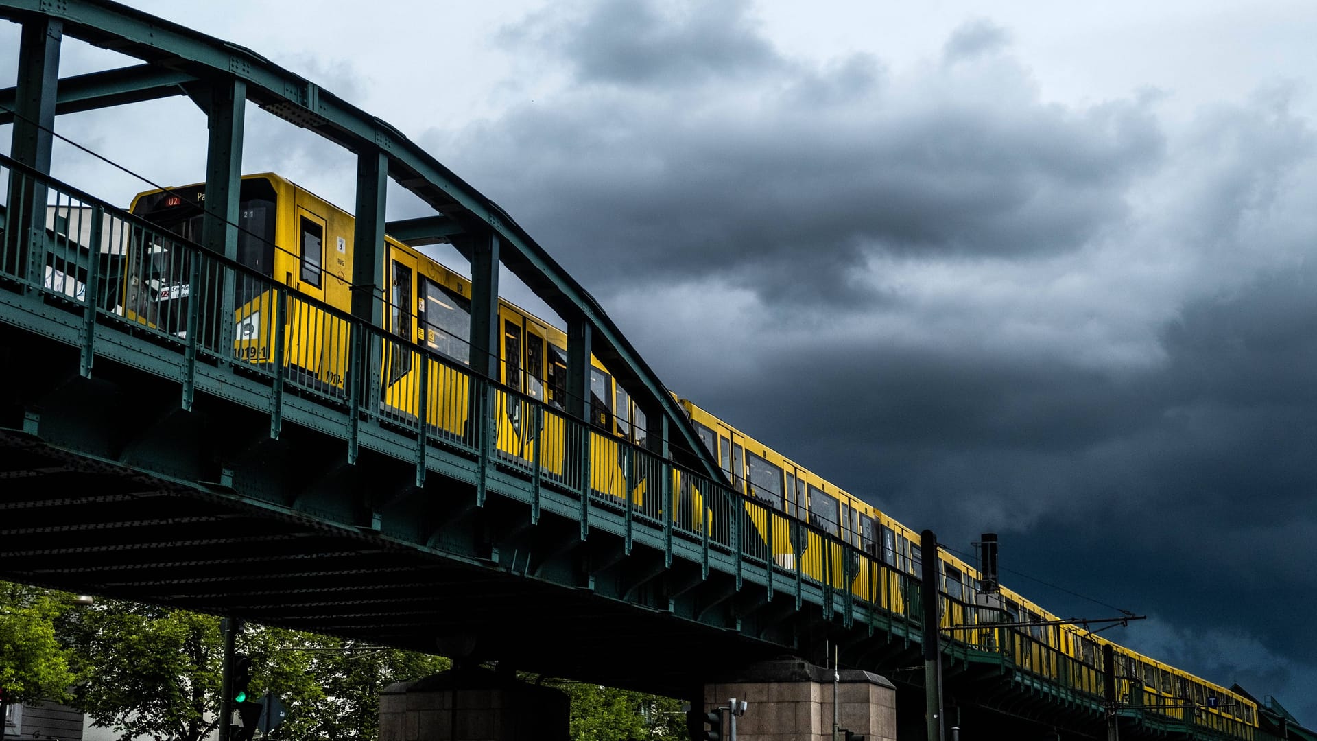 Dunkle Gewitterwolken an der Schönhauser Allee: Für kurze Zeit ist wohl ein Temperaturanstieg in der Hauptstadt zu erwarten.