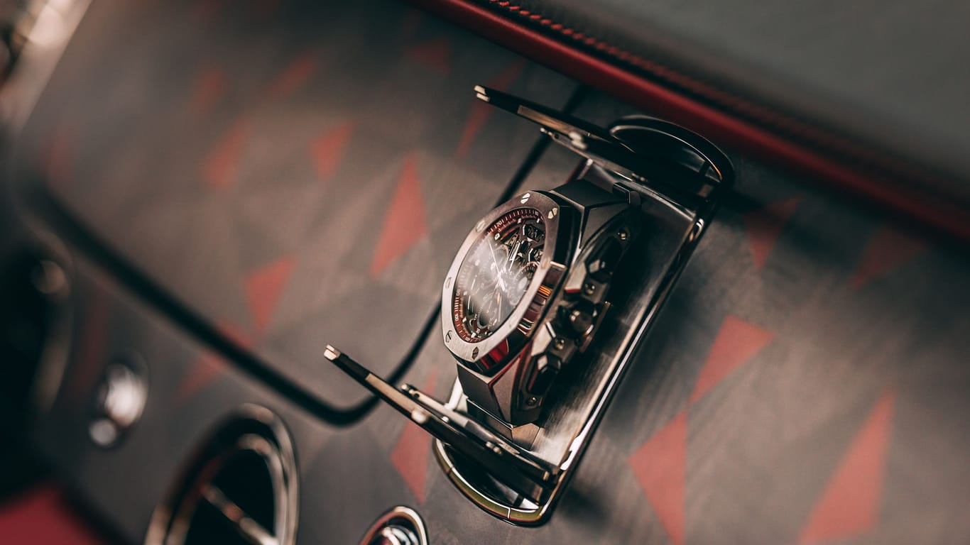 Von Audemars Piguet: Die Uhr im Parkett-Armaturenbrett ist eine Spezialanfertigung.