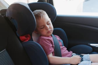 Ein Kleinkind im Auto (Symbolfoto).