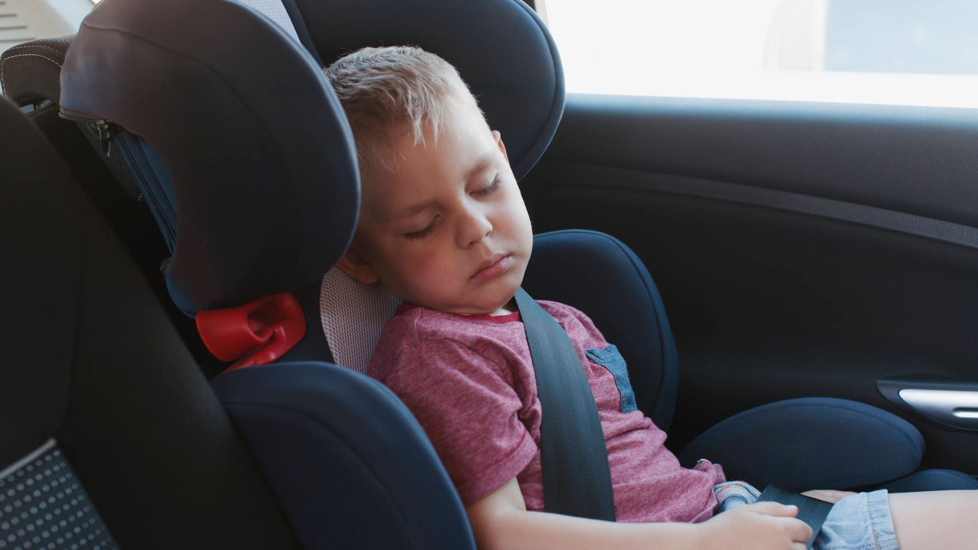 Ein Kleinkind im Auto (Symbolfoto).