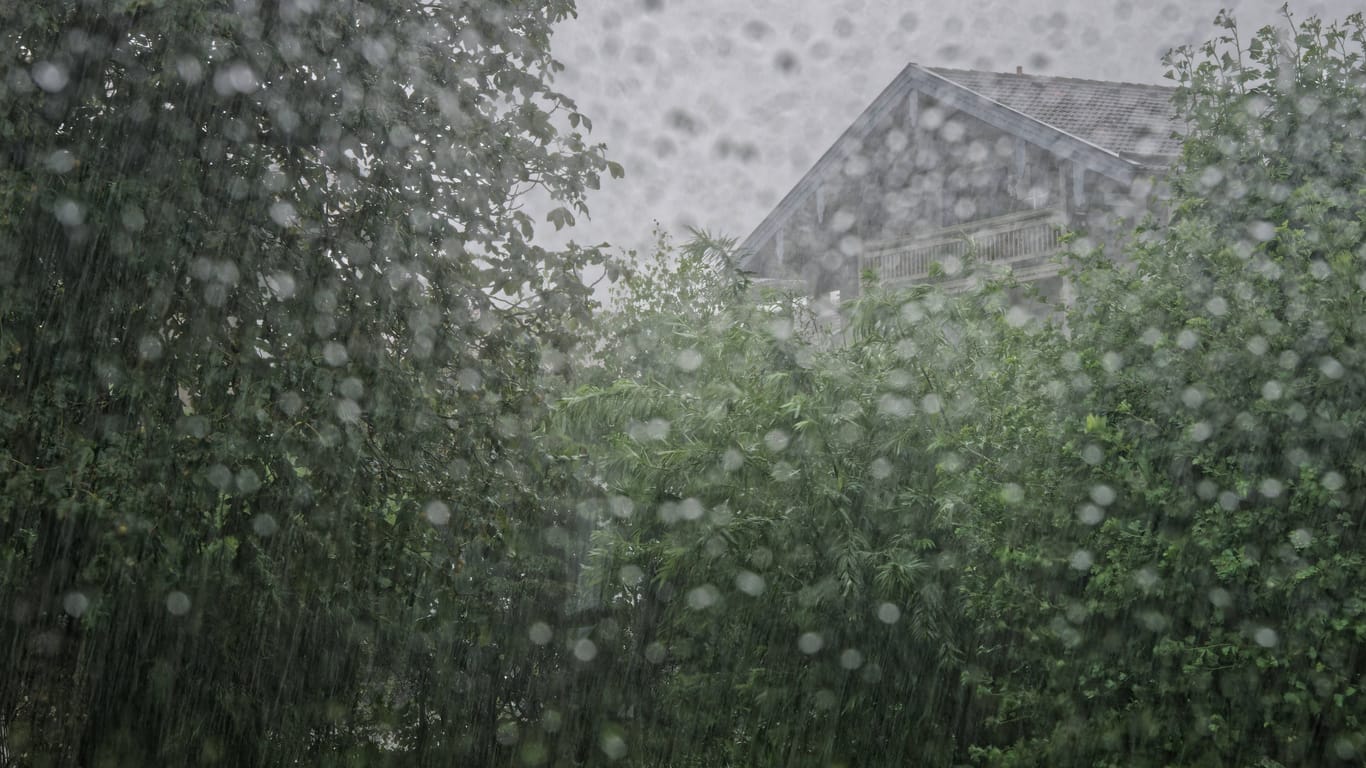 Dauerregen im Chiemgau Ende August: Dass die Luft und die Meere zunehmend wärmer werden, wirkt sich auch auf die Niederschläge aus.