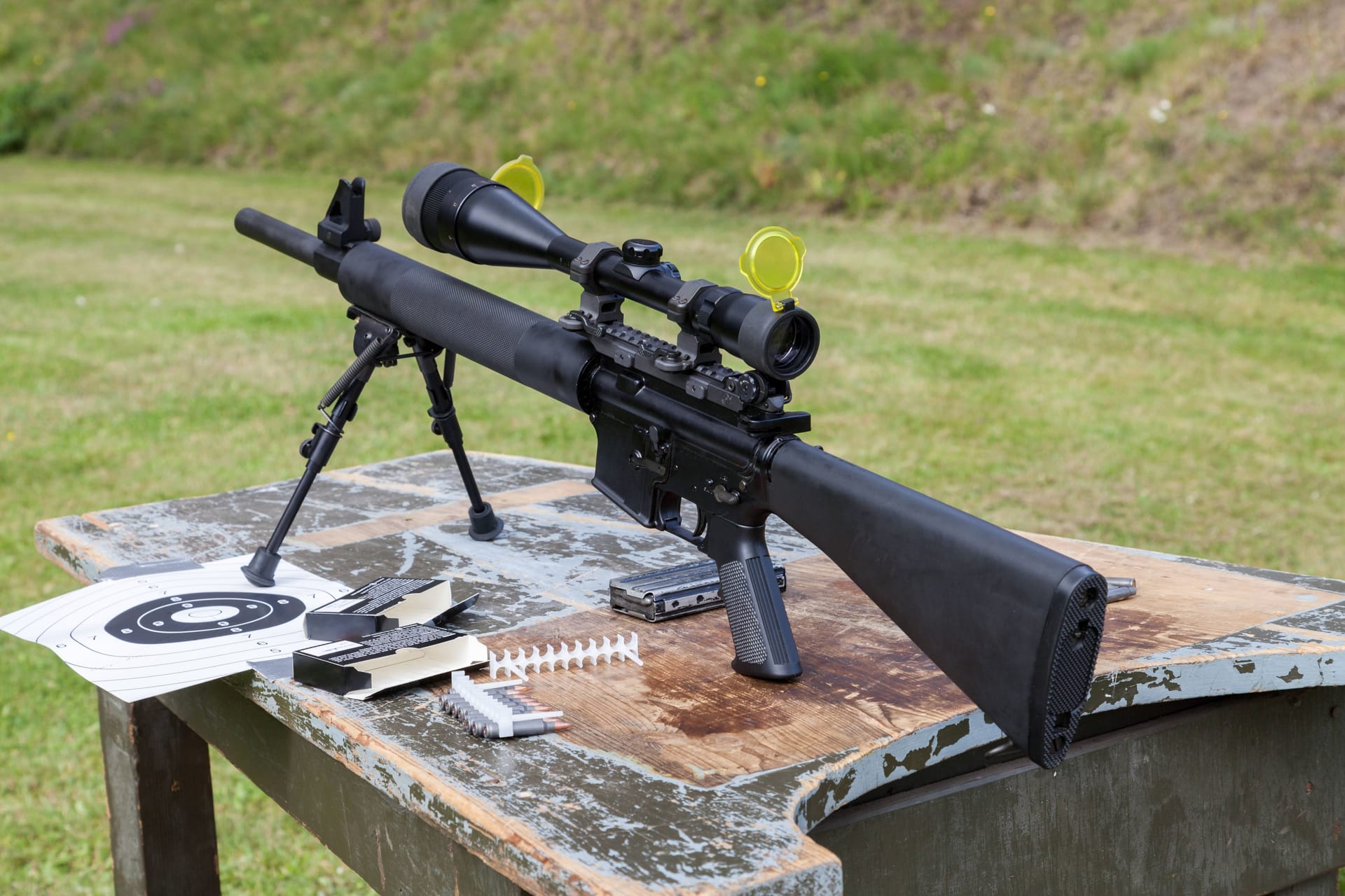 Ein Scharfschützengewehr (Symbolbild): Der verhaftete Mann war Geschäftsführer eines Unternehmens aus Baden-Württemberg.