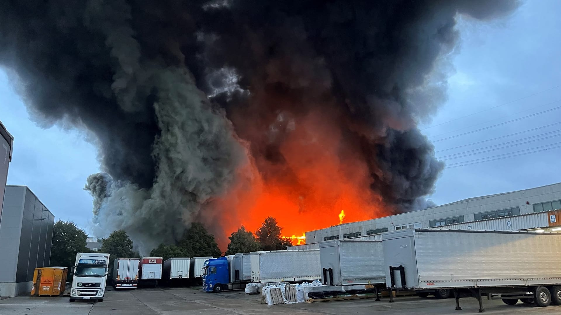 Flammen über der Lagerhalle: Die Feuerwehr ist im Großeinsatz.