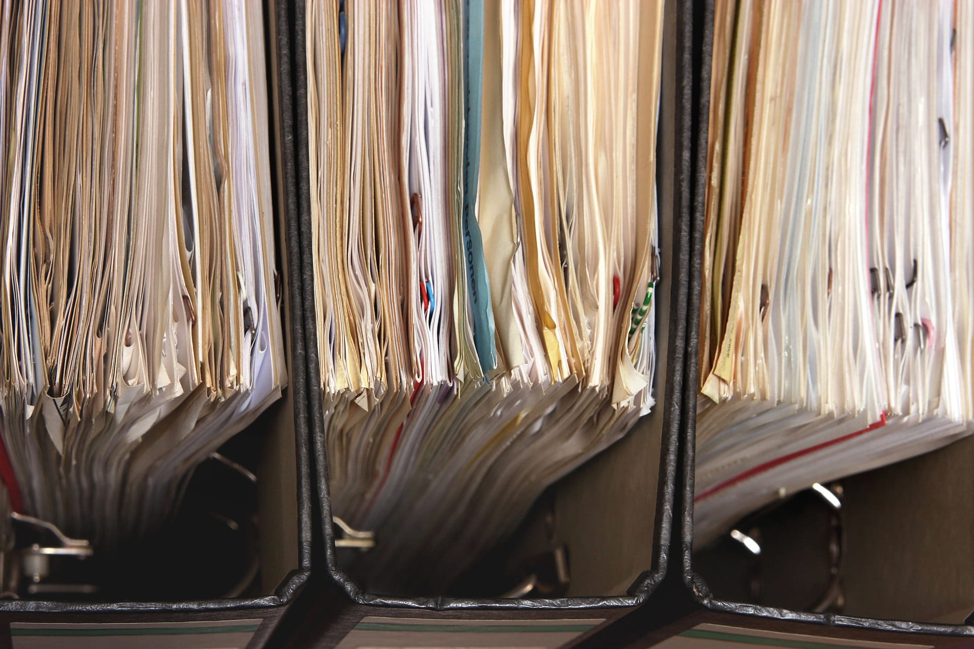 Volle Aktenordner (Symbolbild): Viele Behördengänge lassen sich in Deutschland weiterhin nicht online erledigen. Maßnahmen zur Verwaltungsdigitalisierung könnten jetzt aus Spargründen dennoch wegfallen.