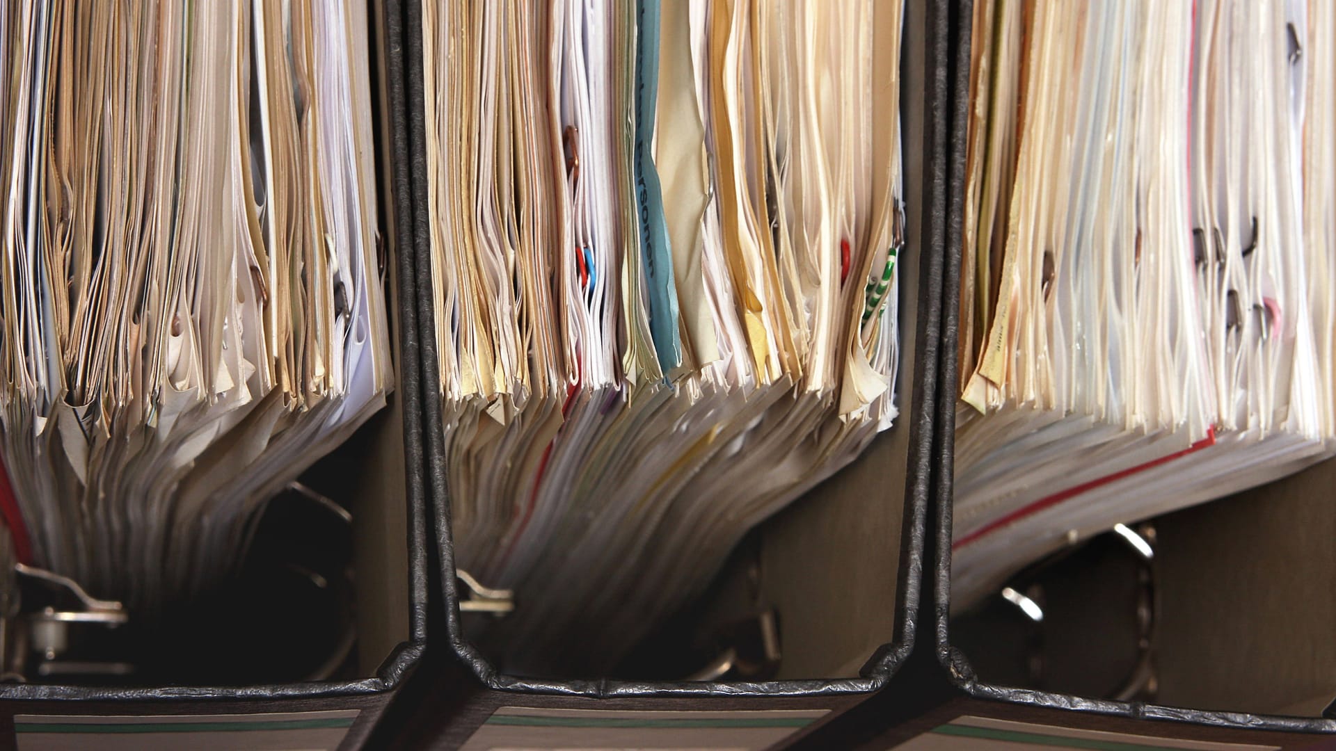 Volle Aktenordner (Symbolbild): Viele Behördengänge lassen sich in Deutschland weiterhin nicht online erledigen. Maßnahmen zur Verwaltungsdigitalisierung könnten jetzt aus Spargründen dennoch wegfallen. Volle Aktenordner (Symbolbild): Viele Behördengänge lassen sich in Deutschland weiterhin nicht online erledigen. Maßnahmen zur Verwaltungsdigitalisierung könnten jetzt aus Spargründen dennoch wegfallen.