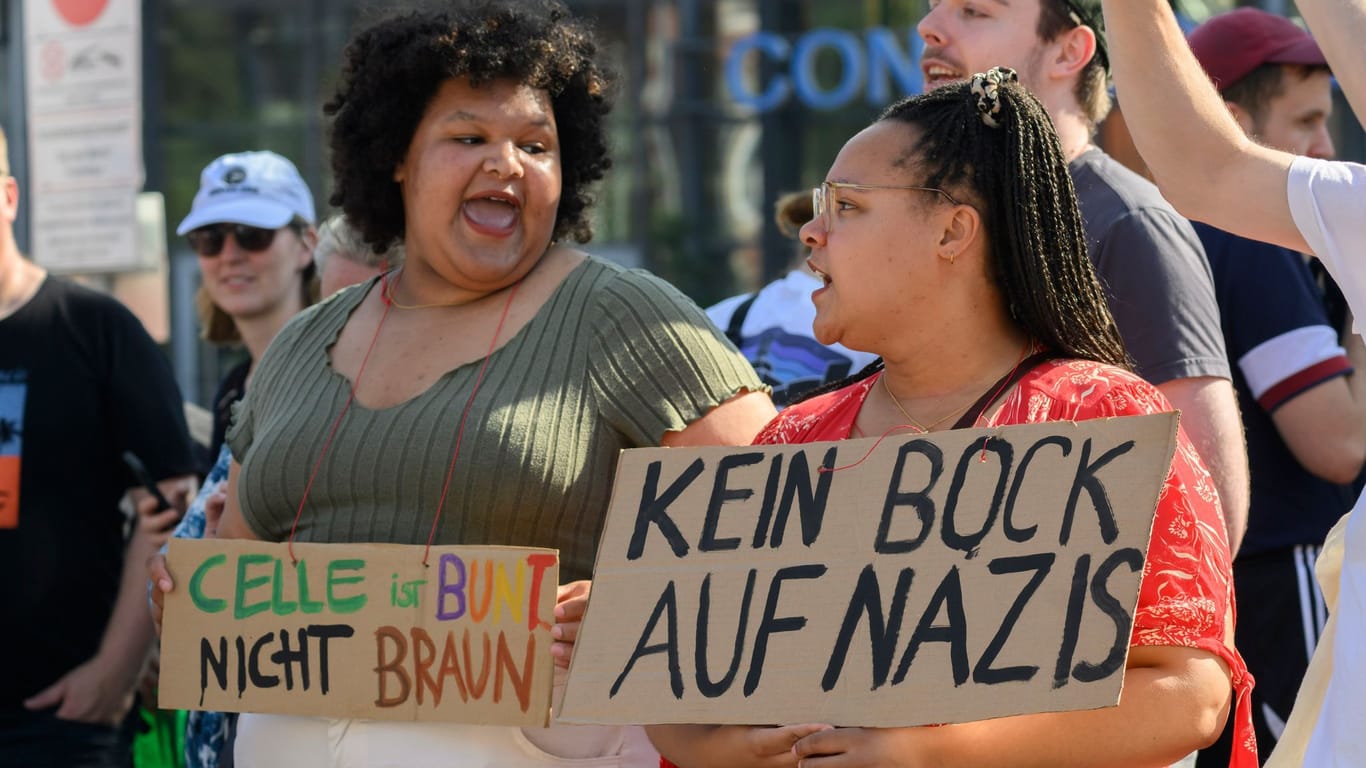 Demonstrantinnen halten Plakate mit Aufschrift „Celle ist bunt nicht braun“ und „Kein Bock auf Nazis“ hoch: Der Parteitag der AfD provoziert Protest.