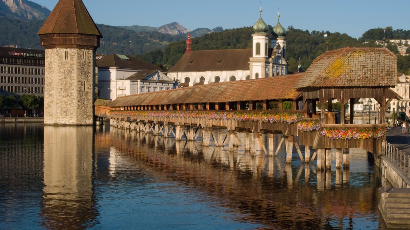Luzern: Die Kapellbrücke und der Wasserturm sind die Wahrzeichen der Stadt und ein beliebtes Fotomotiv.