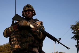 Soldat von Ecowas bei einem Einsatz im Jahr 2017 in Gambia (Archivbild): Der Plan für den Militäreinsatz in Niger stehe.