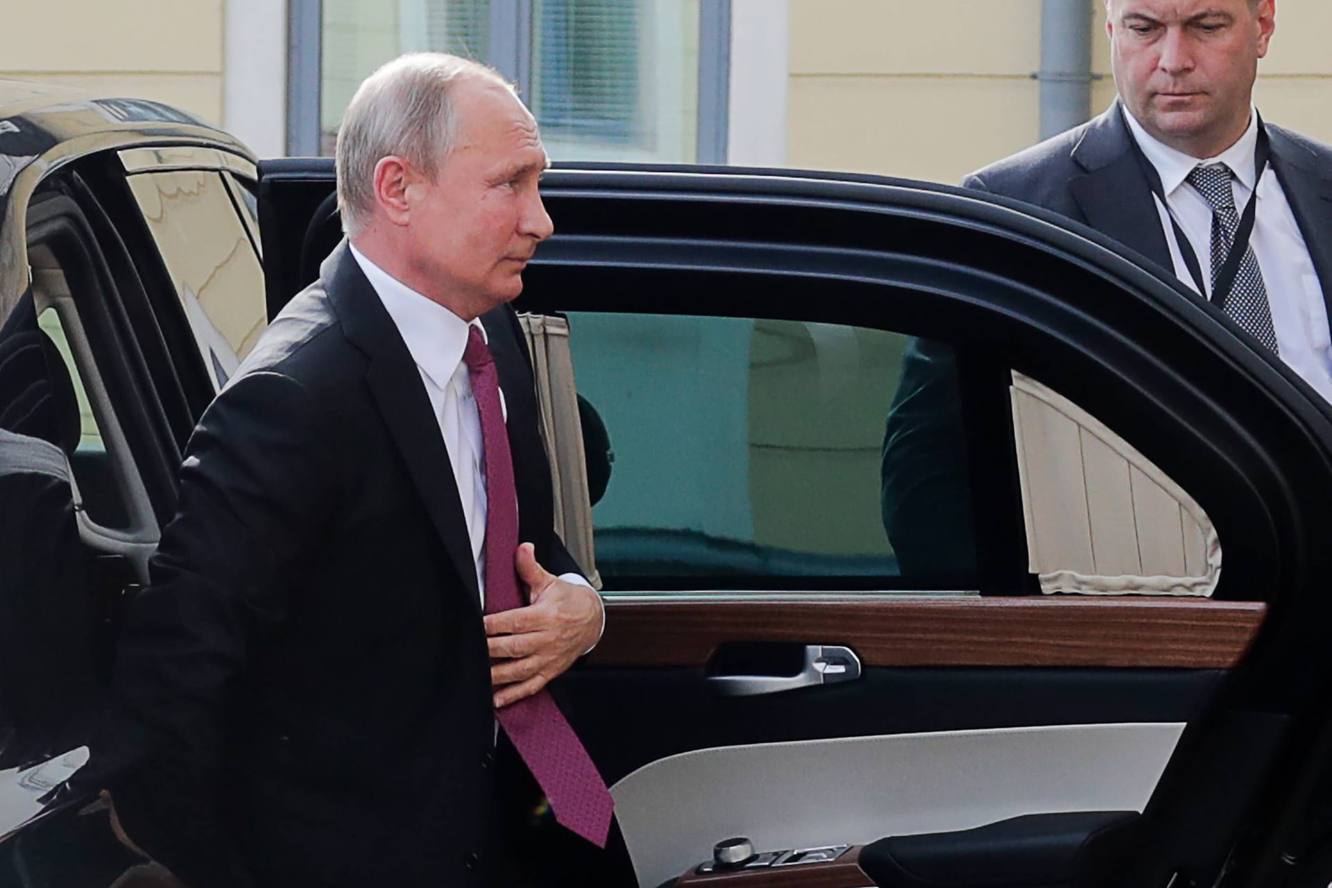 Wladimir Putin steigt aus seinen Dienstwagen (Archivbild): Der Präsident fordert, dass Offizielle in russischen Autos unterwegs sind.