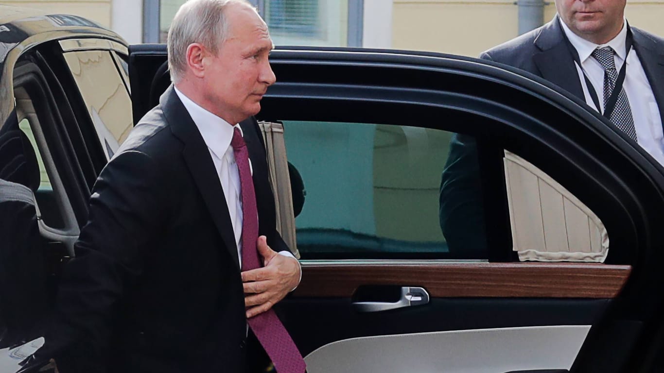 Wladimir Putin steigt aus seinen Dienstwagen (Archivbild): Der Präsident fordert, dass Offizielle in russischen Autos unterwegs sind.