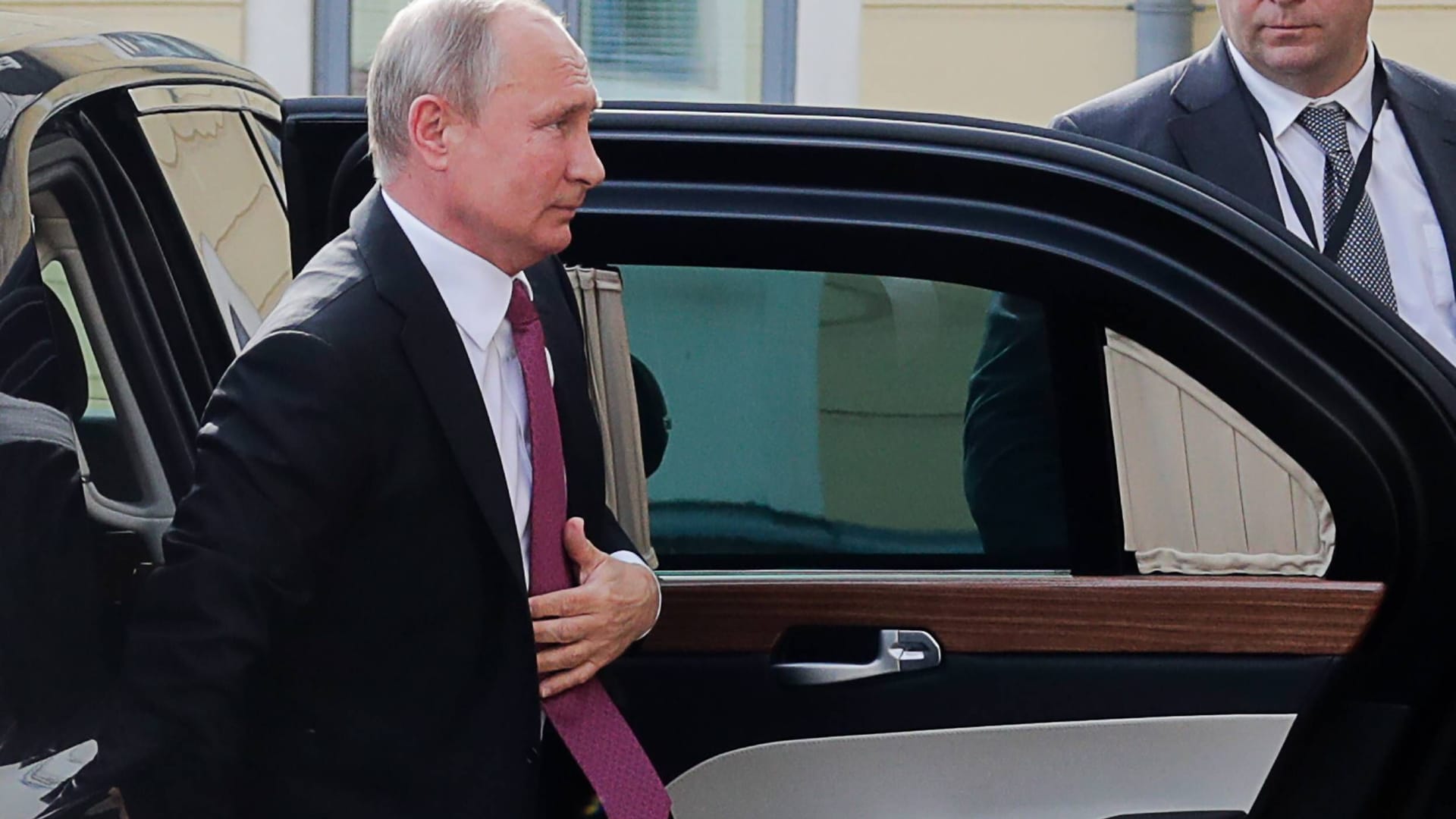 Wladimir Putin steigt aus seinen Dienstwagen (Archivbild): Der Präsident fordert, dass Offizielle in russischen Autos unterwegs sind. Wladimir Putin steigt aus seinen Dienstwagen (Archivbild): Der Präsident fordert, dass Offizielle in russischen Autos unterwegs sind.