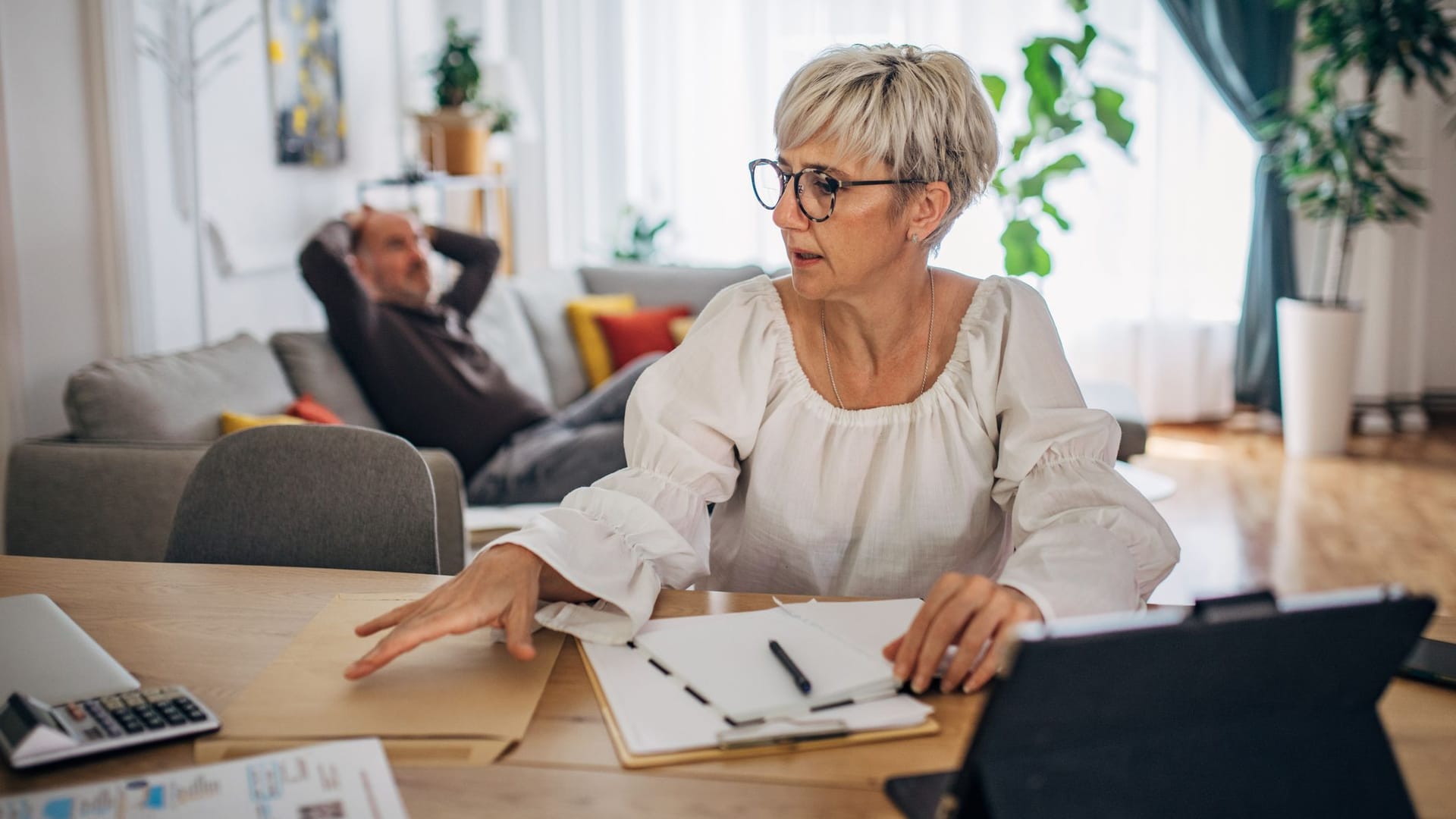 Rentnerin macht ihre Finanzen: Für die Steuer sind alle Einkünfte eines Jahres relevant – nicht nur die Rente. Rentnerin macht ihre Finanzen: Für die Steuer sind alle Einkünfte eines Jahres relevant – nicht nur die Rente.