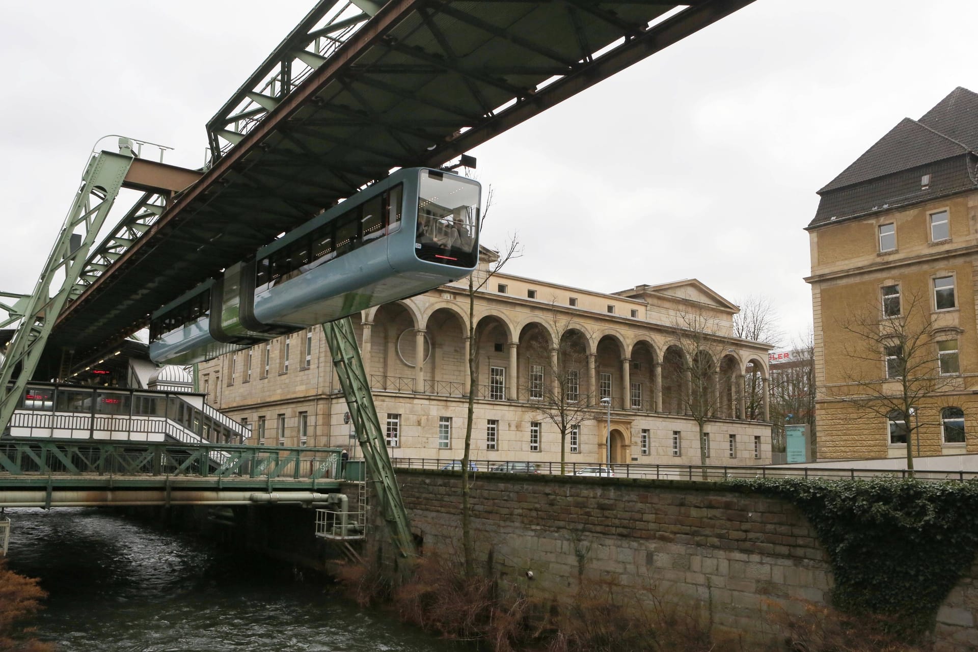 Landgericht Wuppertal (Archivbild): Ein Mann soll einen Bekannten durch eine Silikonspritze getötet haben.